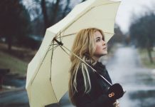 3 χτενίσματα που θα σώσουν τα μαλλιά σου αν βρέχει!