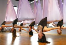 Κάνε aerial yoga