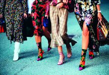 Booties ή sneakers;