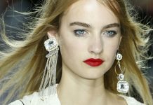 Η Mary Katrantzou προτείνει τη νέα τάση στα σκουλαρίκια