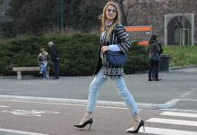 Αυτές οι γόβες είναι νούμερο ένα τάση στο εξωτερικό – Έχουν λαστιχάκι από τα 80’s γόβες 2020 τάσεις άνοιξη