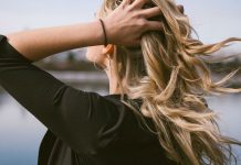 Τα μαλλιά σου φριζάρουν με την πρώτη… ψιχάλα; 6 tips για να δώσεις τέλος Μαλλιά που φριζάρουν tips