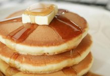 Spoil yourself! Συνταγή για πανεύκολα pancakes με τρία υλικά pancakes με 3 υλικά συνταγή