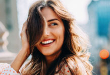 Έχεις άλουστα μαλλιά; Expert tips για να μοιάζουν σαν από κομμωτήριο άλουστα μαλλιά
