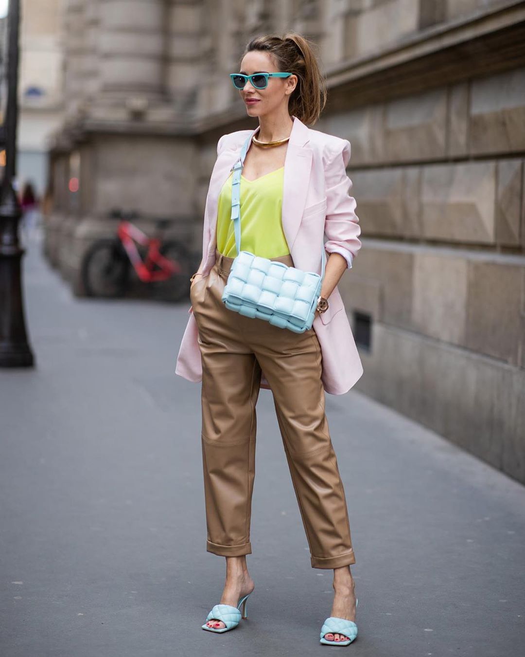 Η Alexandra Lapp φοράει τα square-toe sandals στο χρώμα της μέντας
