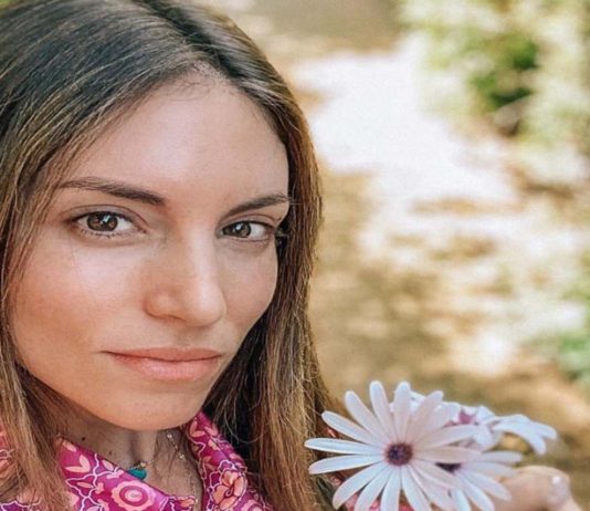 H Αθηνά Οικονομάκου με no makeup look. Δες πως να το πετύχεις και εσύ! Αθηνά Οικονομάκου no makeup look
