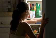 Μήπως πάσχεις από Σύνδροµο Νυχτερινής Σίτισης; Πώς επιδεινώθηκε στη καραντίνα Σύνδροµο Νυχτερινής Σίτισης